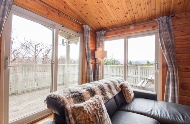 Entrar Lodge en una zona tranquila de Aviemore, a 10 minutos a pie del centro de la ciudad.