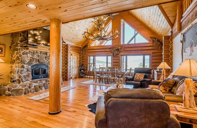 Log lodge with jetted tub, amazing mountain & meadow views & great deck