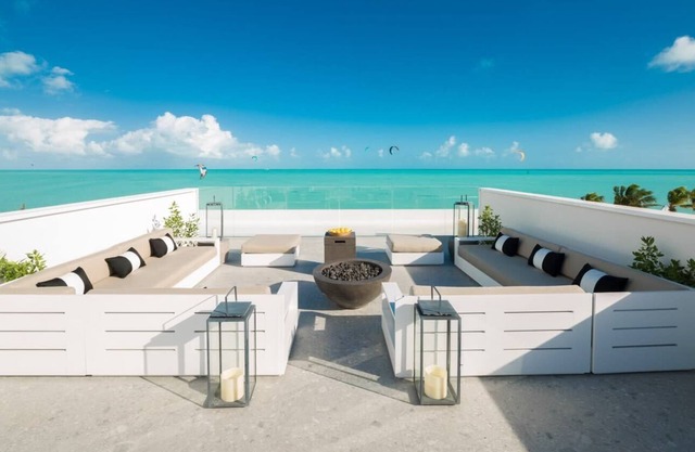 Long Bay Stay w/Pools, Kitesurfing & Free Breakfast now 'til end June