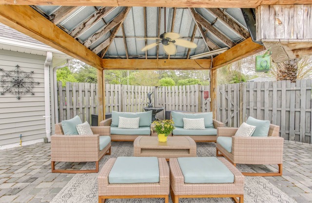 Longs Getaway w/ Pool & Hot Tub - 13 Mi to Beach!