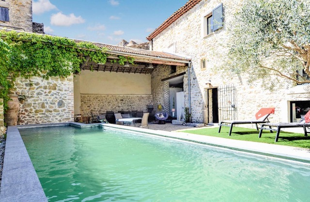Alojamiento de 4 habitaciones en Cruviers-Lascours