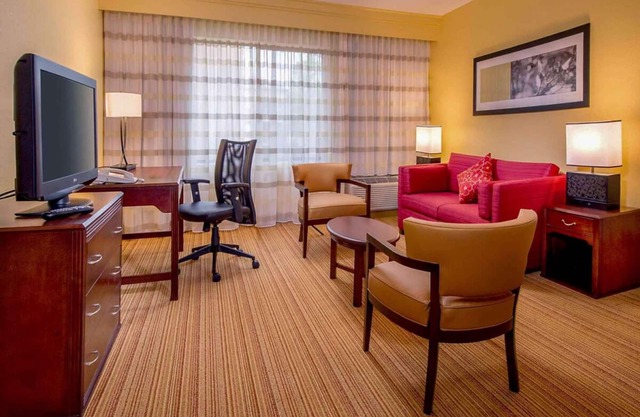 Look No Further! One Bedroom Suite, Pets Welcome, Close to Herndon Hills Farm