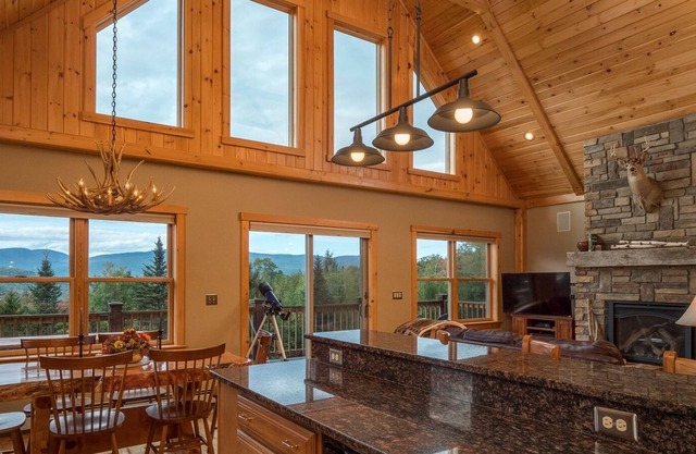 Lookout Lodge with Incredible Mountain Views