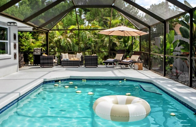 Contemporánea piscina Villa II con playa privada, piscina climatizada y Wi-Fi