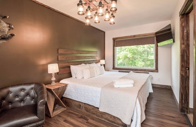 Kitchen & Cozy Living | Free Parking