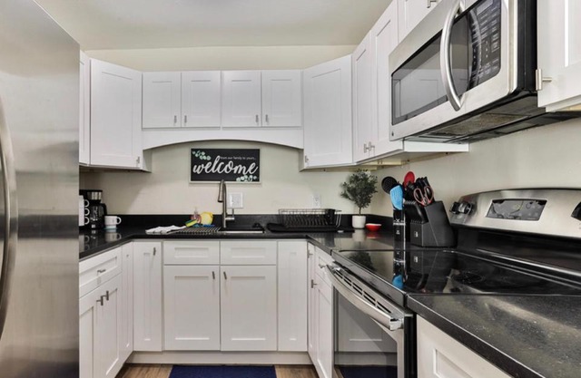 Lovely 2 Bed/1 Bath Condo Minutes from beach