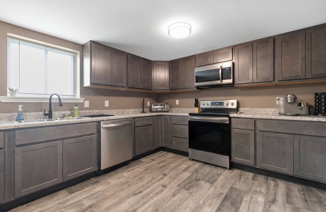 Lovely 2-bedroom apartment with WIFI/PRIVATE PARKING/LAUNDRY