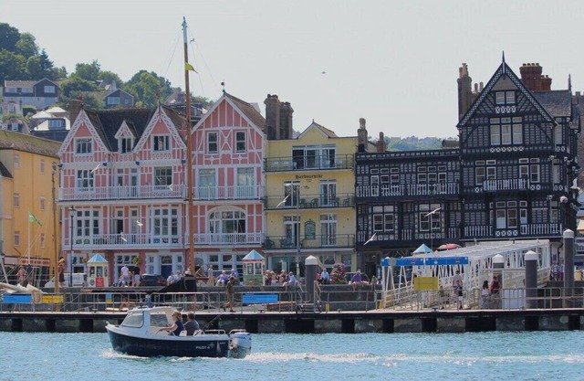Lovely 2 bedroom chalet sleeps 6 in Dartmouth WIFI Electric inc Pet friendly.