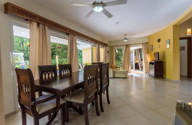 Preciosa Villa de 2 dormitorios con piscina privada,-Guest amable, con traslado en autobús gratuito