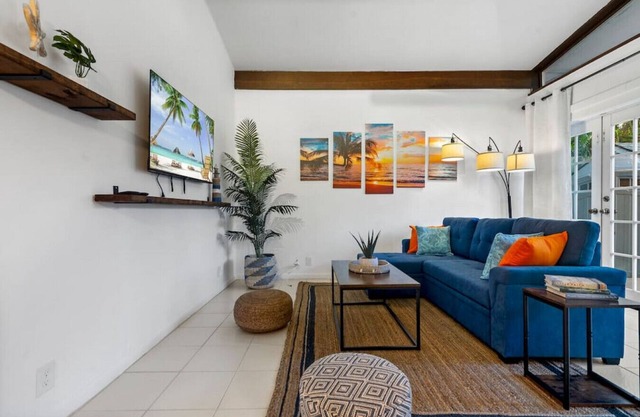 Lovely 2 BR Condo w/ Private yard - 7 Min from the Beach