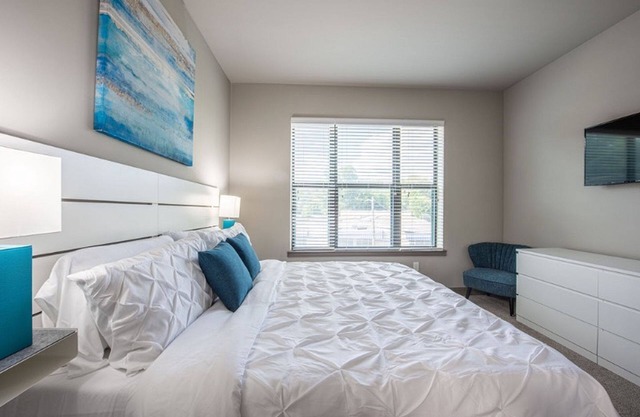 Lovely 2BDRM unit, Midtown w/ FREE Parking