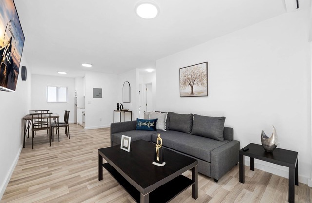 Lovely 2BR, 10min Downtown.