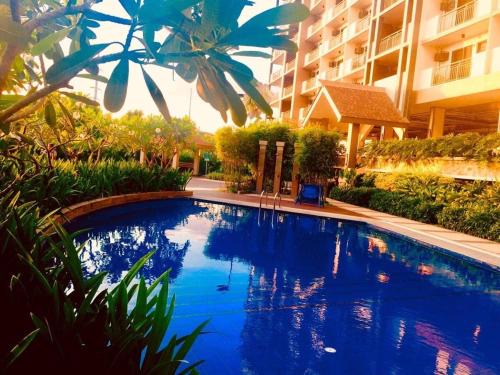 Lovely 3 bedroom condo with amenities