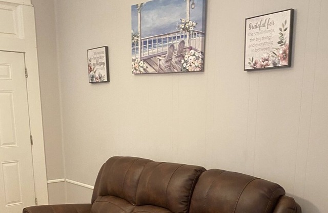 Lovely 3 Bedroom Home Near Downtown