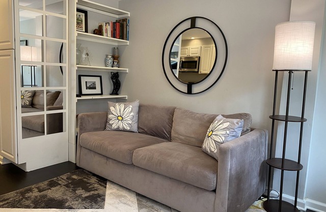 Preciosa 3BR 2BA condominio de 2 niveles en excelente ubicación Georgetown