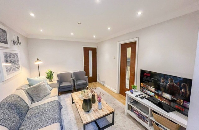Lovely 4-BedRm Kilburn Flat w/ Garden & Parking near Hampstead Heath, Abbey Road