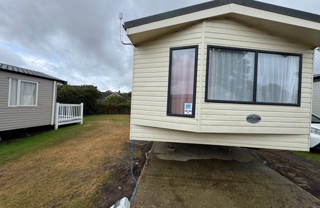 Lovely 6 berth caravan with WiFi at Pakefield, Suffolk 68119BS