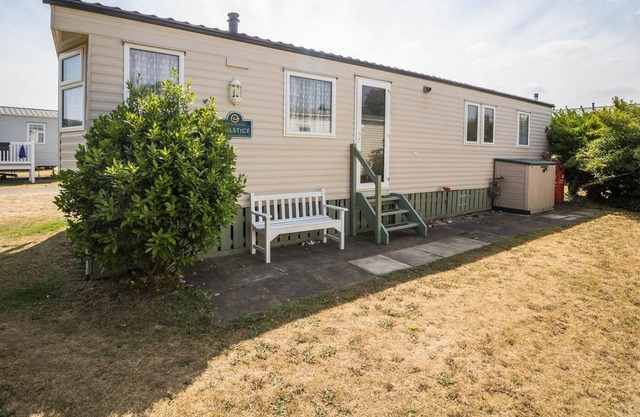 Lovely 8 berth caravan by the beach in Pakefield, Suffolk ref 68057B