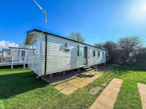 Lovely 8 Berth Caravan Ref 23028B