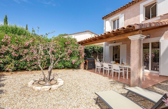Hermoso apartamento para 8 personas con WIFI, piscina, A/C, TV, patio y aparcamiento