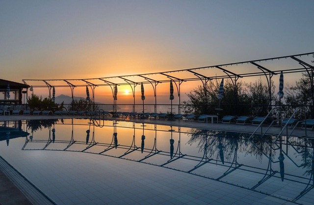 Apartamento con piscina, A/C, WIFI, TV, patio, vista panorámica, aparcamiento, cerca de Sorrento
