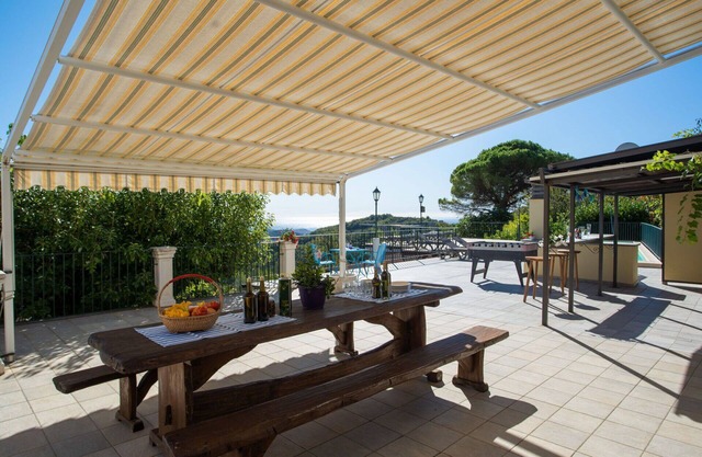 Precioso apartamento para 30 personas con A/C, jacuzzi, piscina, WIFI, TV, patio y aparcamiento