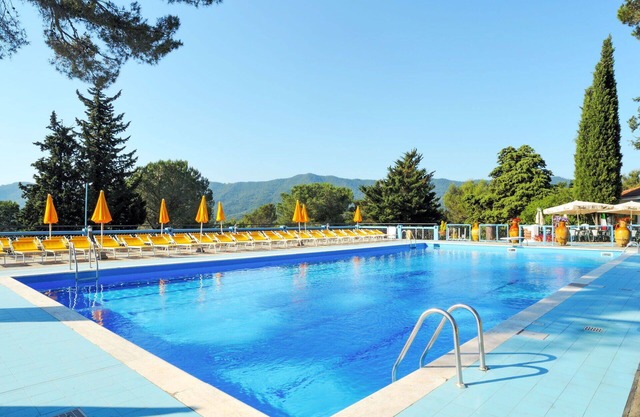Hermoso apartamento en villa con WIFI, A/C, piscina, TV, patio, mascotas permitida y aparcamiento