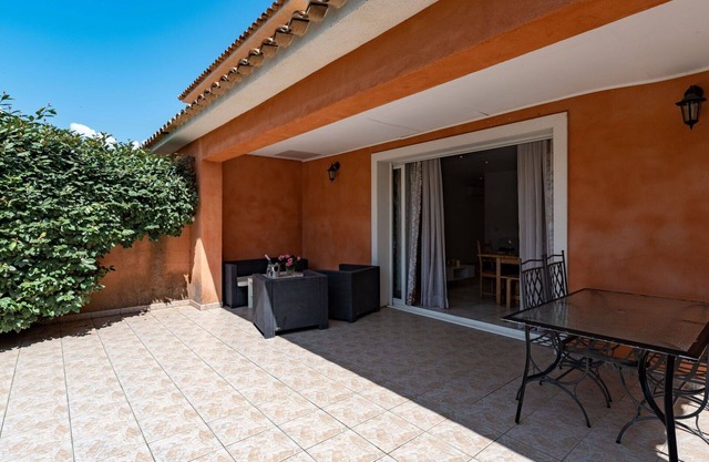 Precioso apartamento en villa para 7 personas con A/C, piscina, WIFI, TV, terraza y aparcamiento