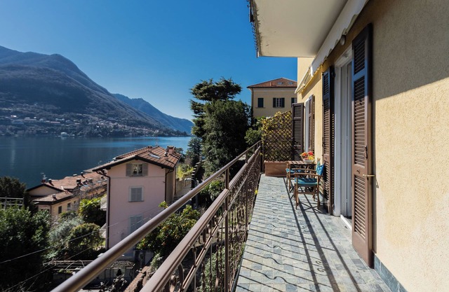 Lovely Apartment Overlooking the Lake