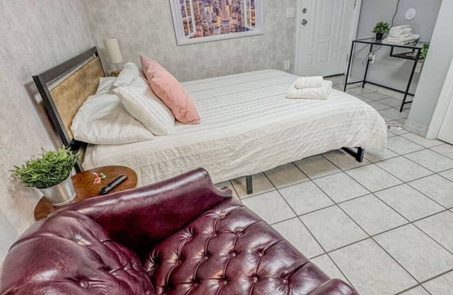 Lovely apt ! Ideal for a couple! Easy access NYC.