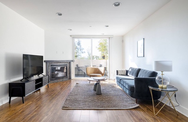 Lovely Brentwood 2BR w/ Courtyard, walk to Shops + Dining, by Blueground