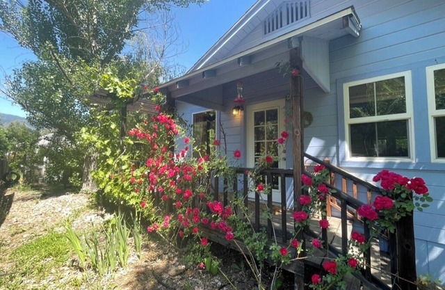 Lovely guest house in the wilderness of Trinity County along the Trinity River.