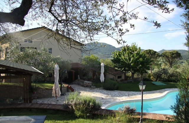 Amplia villa con piscina y jardines privados olivos, cerca del lago Trasimeno