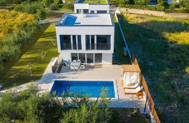 Preciosa casa en Kastel Novi