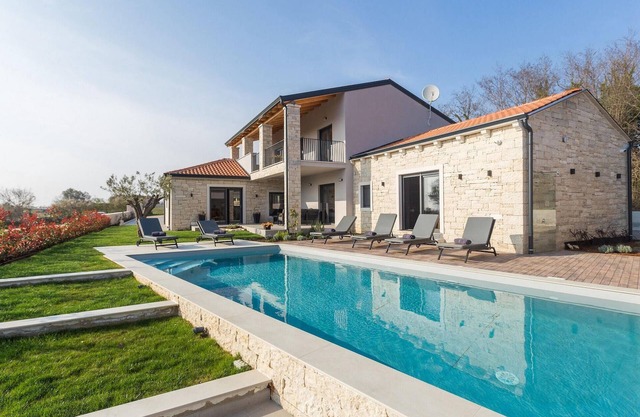 Preciosa casa en Tinjan con sauna