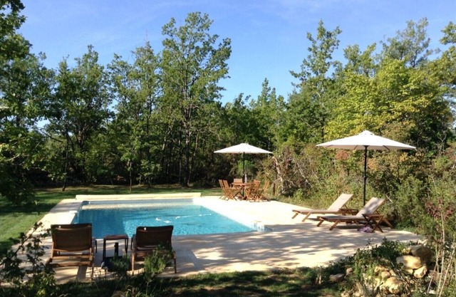 Encantadora casa y estudio independiente con piscina privada enclavada en el bosque