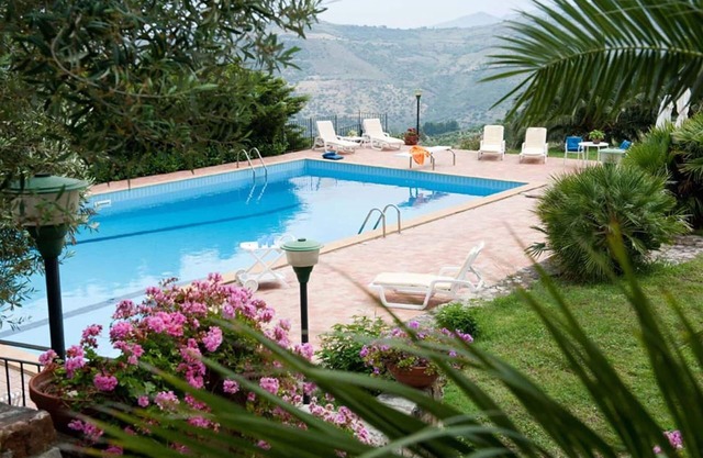 Apartamento en villa con piscina, WIFI, A/C, TV, terraza, vista panorámica, cerca de Cefalú