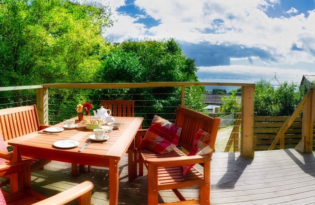 Hermoso chalet con vistas impresionantes Mounts Bay, jardín privado y estacionamiento.