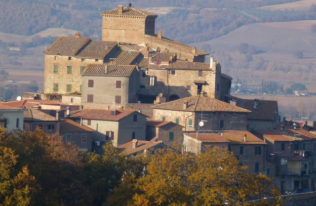 Preciosa casa de pueblo medieval entre Roma y Florencia con vistas excepcionales