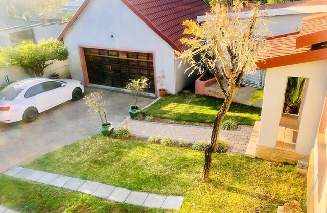 Precioso apartamento moderno. En el corazón de Randpark Ridge, cerca de las tiendas.