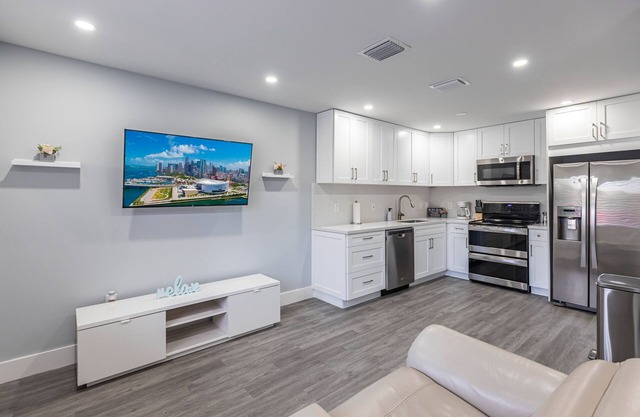 Lovely Newly Renovated! Townhouse 3 bedroom 3 bathroom/ Nice Patio