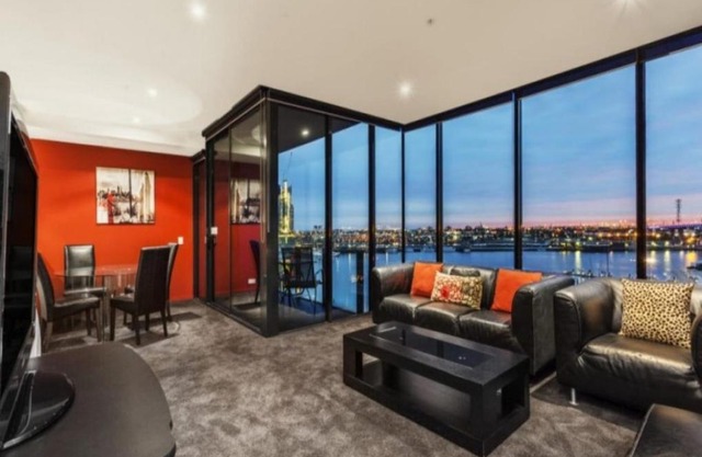 Lovely waterfront condo with swimming pool and gym in the heart of Docklands