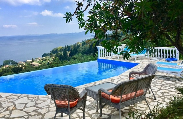 Encantadora villa bien ubicada, piscina infinita privada, espectaculares vistas al mar cerca de Benitses Resort.