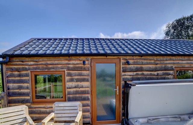 El estado del cielo oscuro de esta área de Radnorshire y la bañera de hidromasaje privada en la terraza de Lov