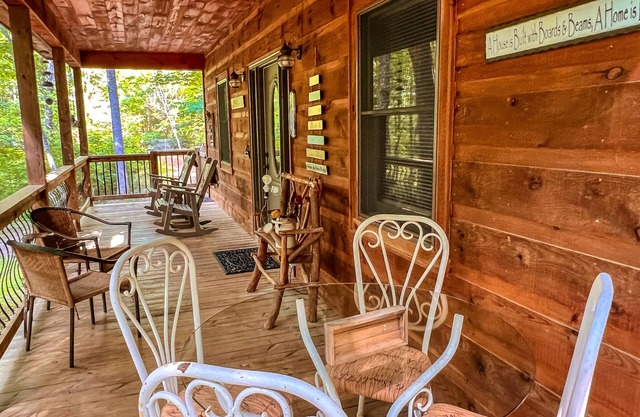 River Phoenix - 2BR / 1BA Creekside Cabin con WIFI, pozo de fuego y mascotas.