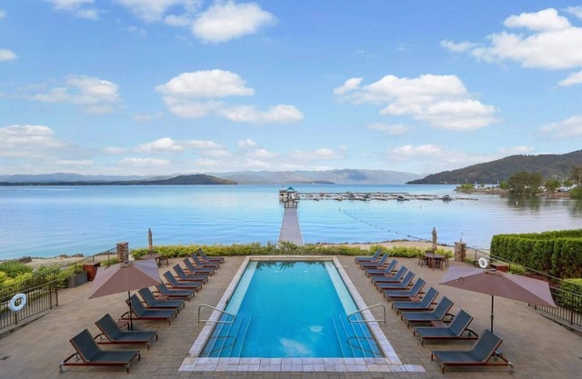 BEST DEAL EVER at SEASONS: 7K for JULY! Great 3 BDR on Lake with Pool & SPA.