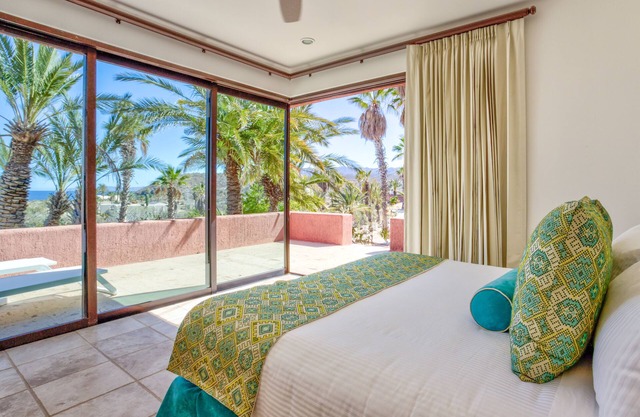 Lower Cascada: Ocean view suite with indoor/outdoor showers