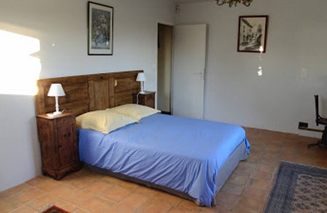 Habitación LUBERON con acceso independiente, en el 1er piso de una casa de pueblo