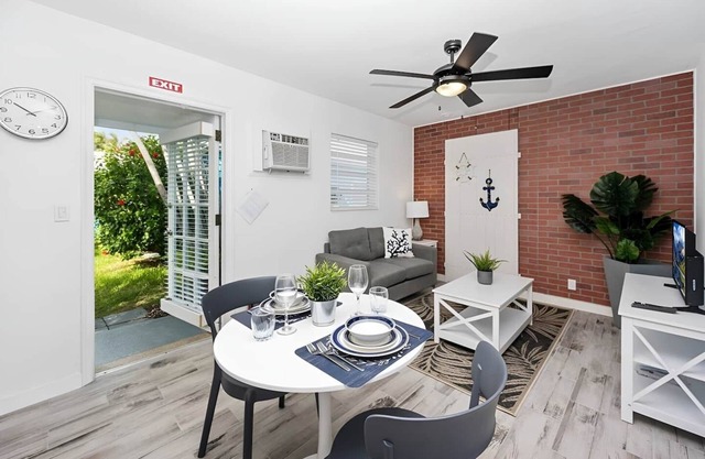 This house is a 1 bedroom(s), 1 bathrooms, located in Hollywood, FL.