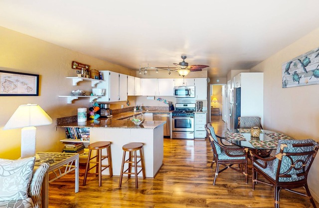 Lush and Beautiful Condo on East Side w/Shared Pool/Free WiFi/Lanai/Water Views